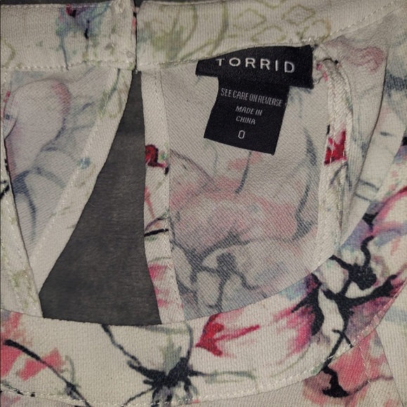 💥🆕 NWOT Torrid mock neck white floral sleeveless top size 0-12-L - Picture 6 of 8